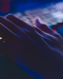 Eine beleuchtete ergonomische Tastatur / ergonomisches Keyboard im Einsatz.