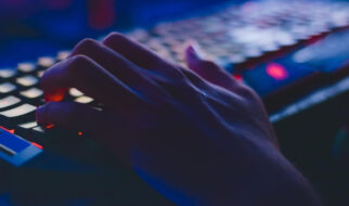 Eine beleuchtete ergonomische Tastatur / ergonomisches Keyboard im Einsatz.