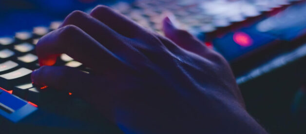 Eine beleuchtete ergonomische Tastatur / ergonomisches Keyboard im Einsatz.