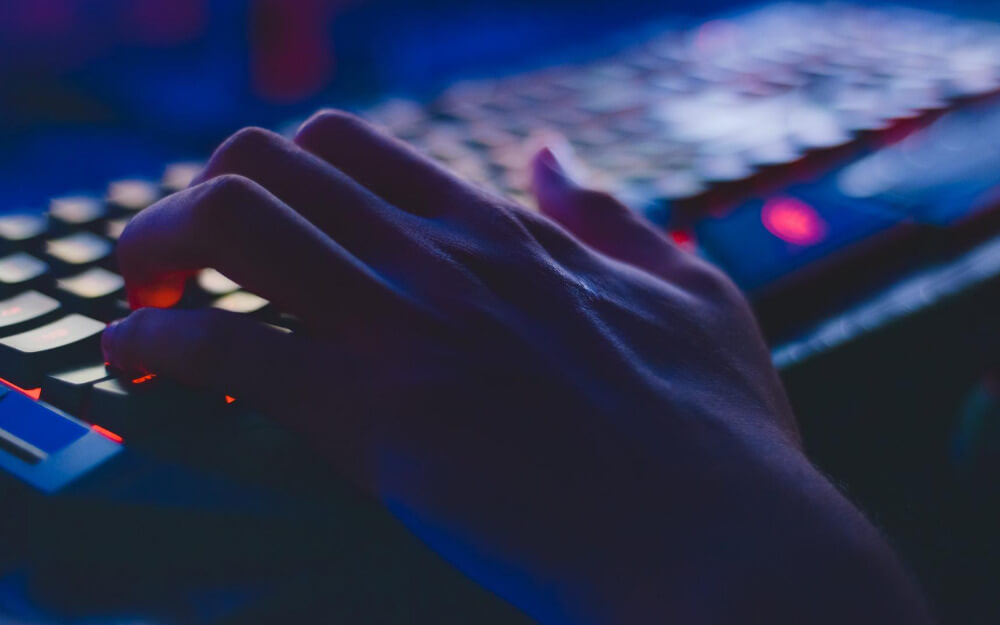 Eine beleuchtete ergonomische Tastatur im Einsatz. Dieses Keyboard weist jedoch nur geringe Ansätze an ergonomischen Funktionen auf.