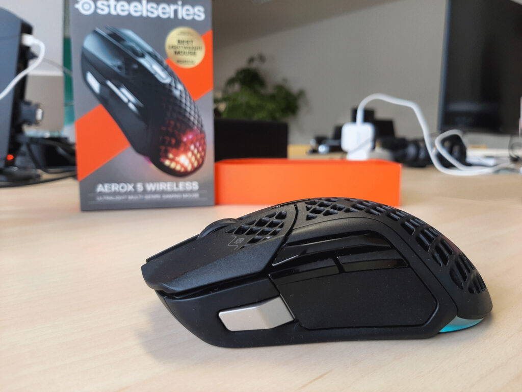 Das Seitenprofil der SteelSeries AEROX 5 macht sich gut.